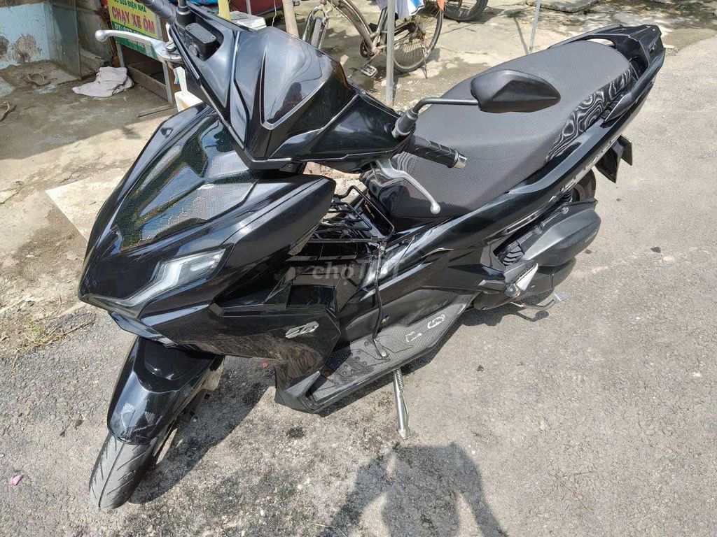 Черная тихая машина Honda Air Blade 2020