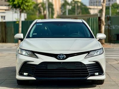 Toyota Camry 2.5Q 2022 Trắng - 42,000 KM cực đẹp.