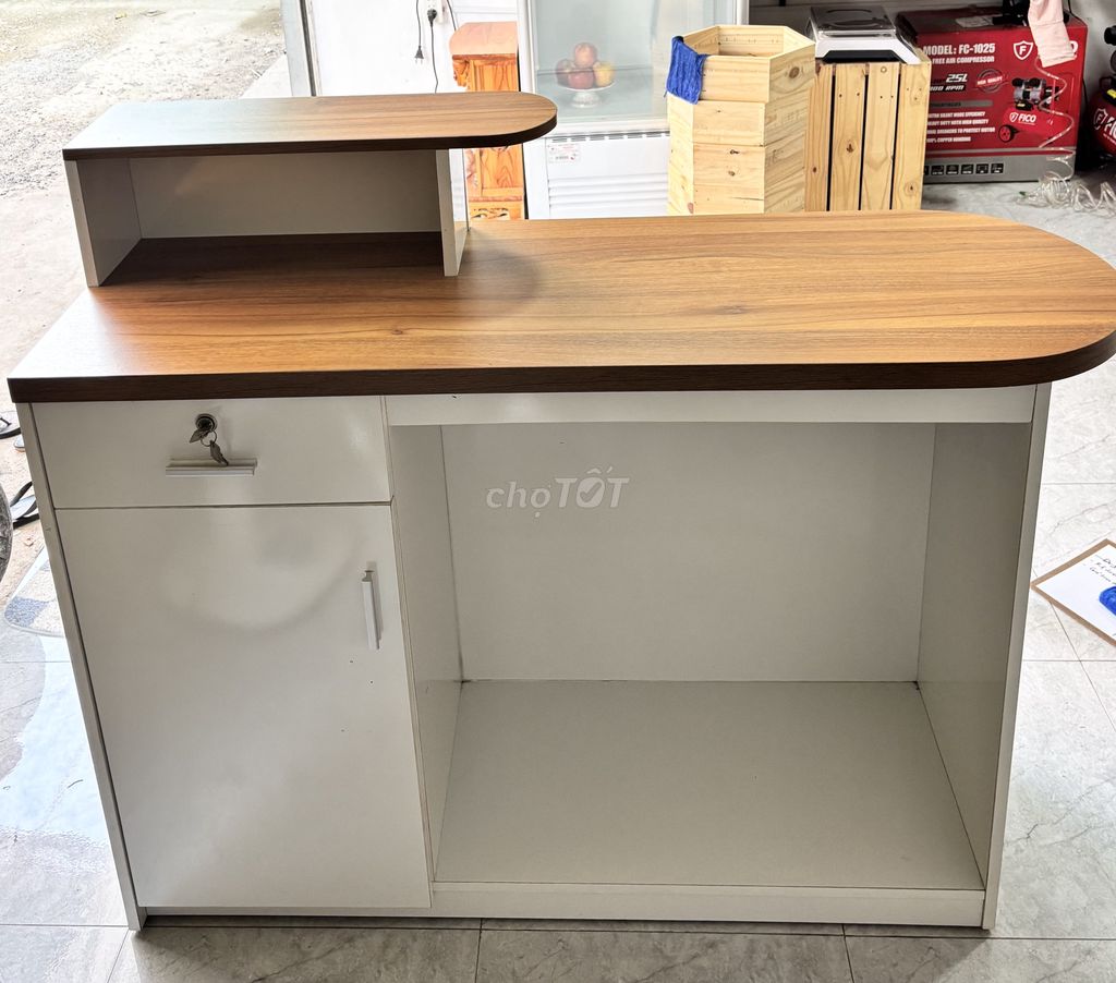 Bàn thu ngân gỗ công nghiệp. Mua bán Bàn ghế tại Huyện Châu Phú An Giang được đăng bởi LƯU THỊ hình 1