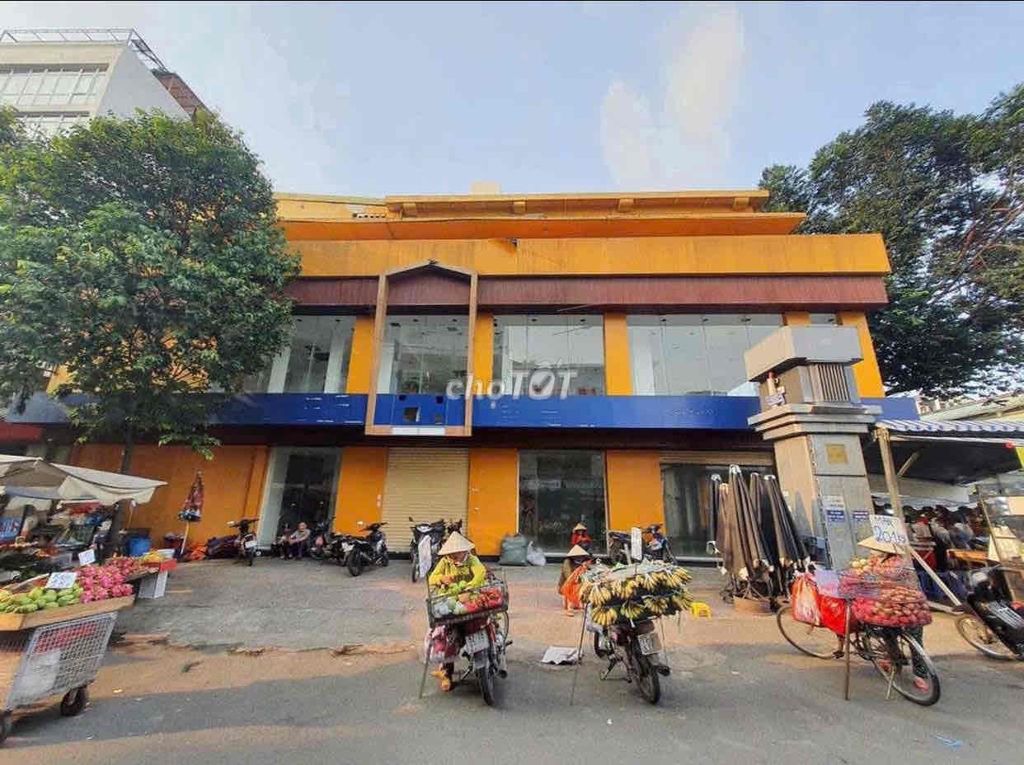 ➡️🆘🏠 Nhà Gốc 2 Mặt Tiền Chợ Hoà Bình, DT 8x21m, Trệt 2 lầu, Lề Rộng