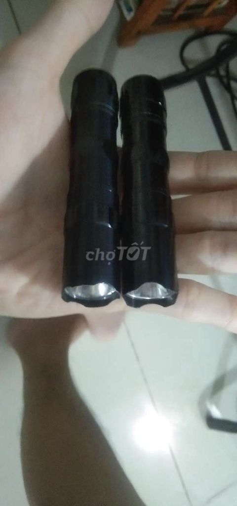 Đèn pin siêu sáng nhựa ABS bền chắc sáng 100m