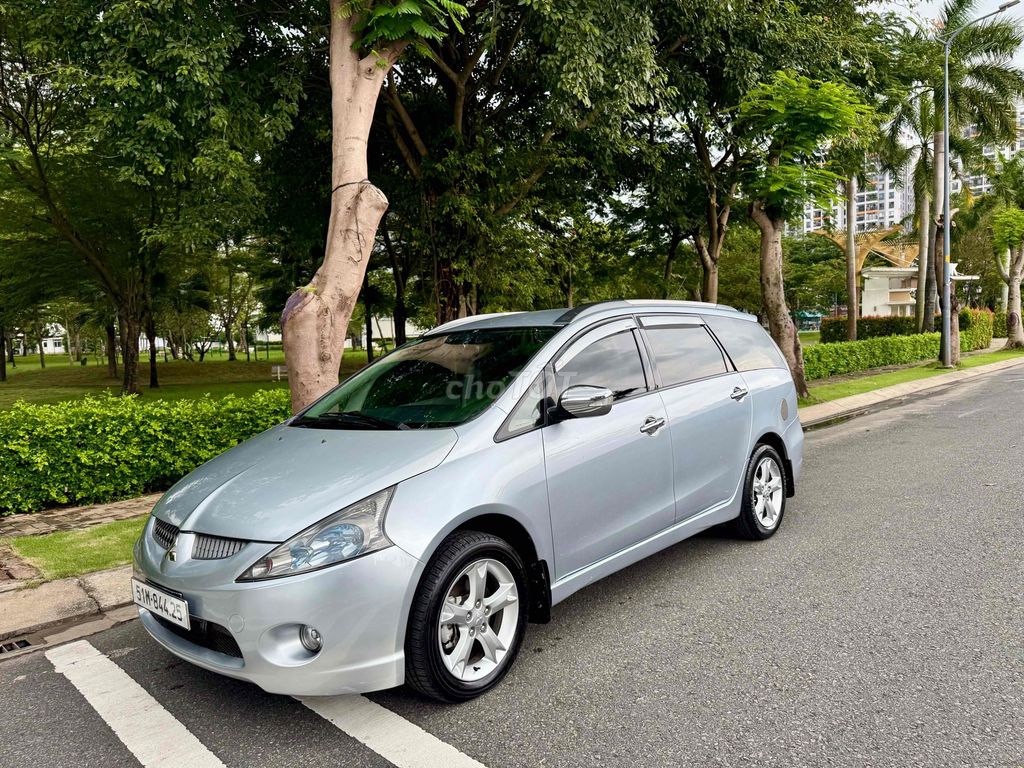 Mitsubishi Grandis 2009 серебристый 7 мест