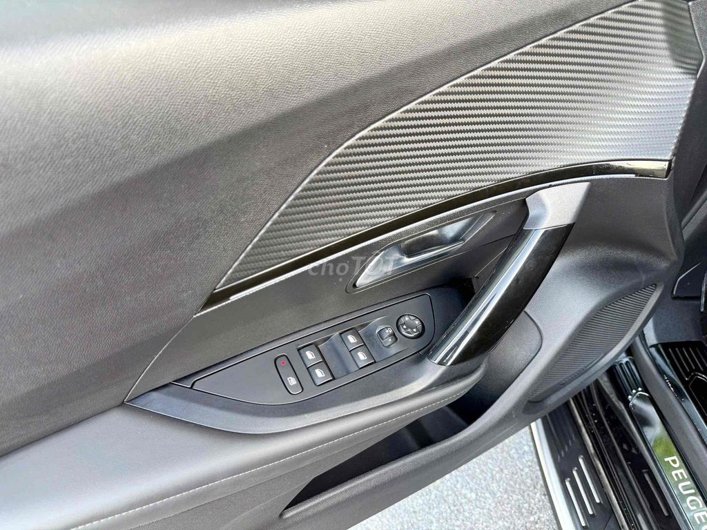 Peugeot 2008 GT-Line 2021 Черный 12000 км