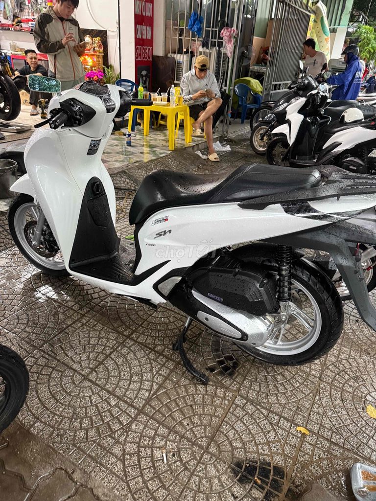 Белый скутер Хонда SH 150