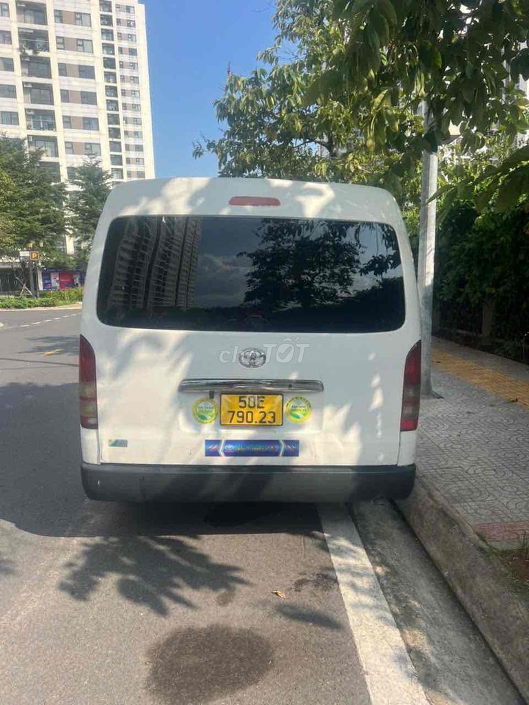 Toyota Hiace 2011 3-местный масляный двигатель белый