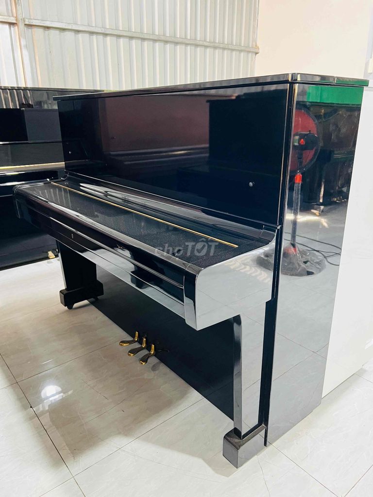 YAMAHA U1E LIKE NEW