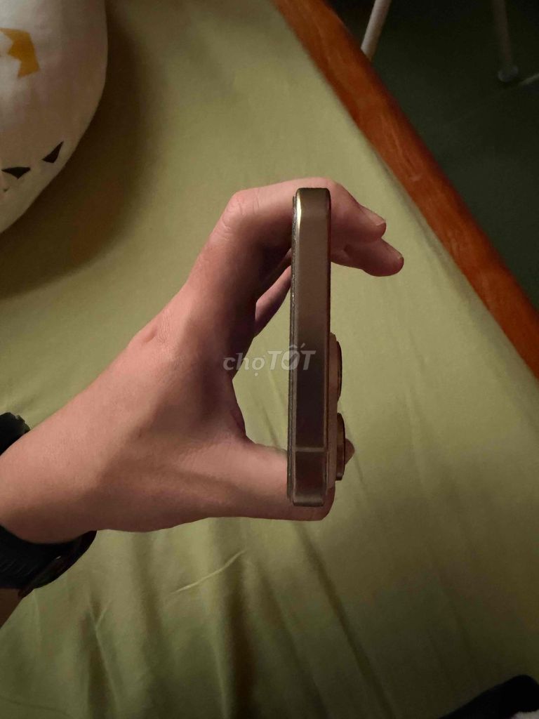 iPhone 16 Pro Max Gold có khay sim. Mua bán Điện thoại tại Thành phố Vinh Nghệ An được đăng bởi Le Truong hình 1