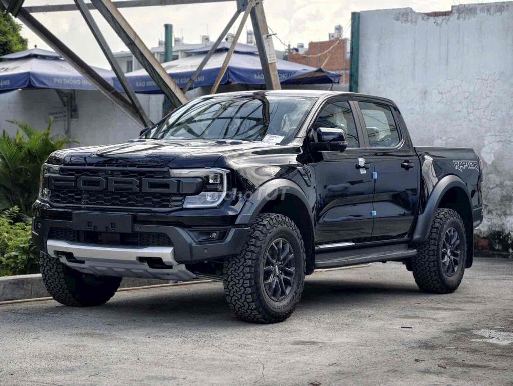 Ford Raptor V6 giảm giá kèm quà tặng
