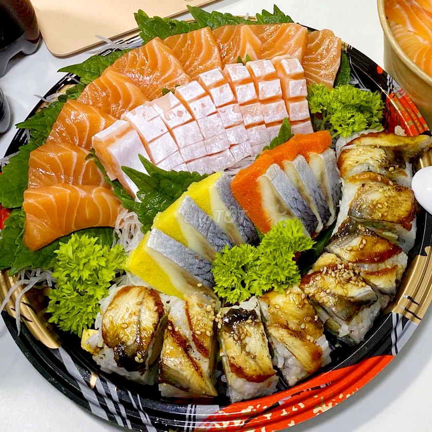 Phụ bếp Sushi