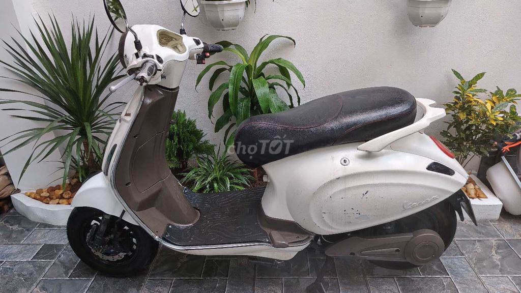 Белый электрический скутер Vespa