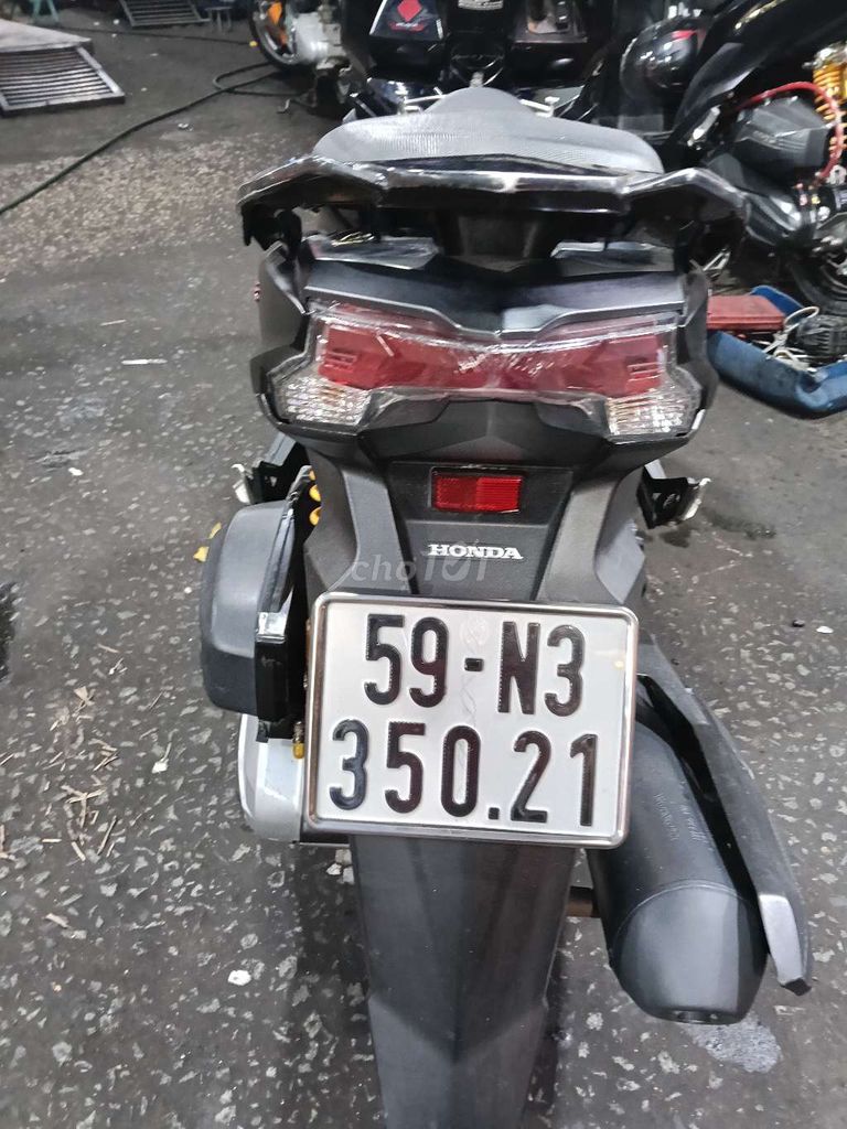 Xe nhãn hiệu Honda là xe tay ga màu đen. Mua bán Xe máy tại Quận Bình Tân Tp Hồ Chí Minh được đăng bởi phuc hình 5