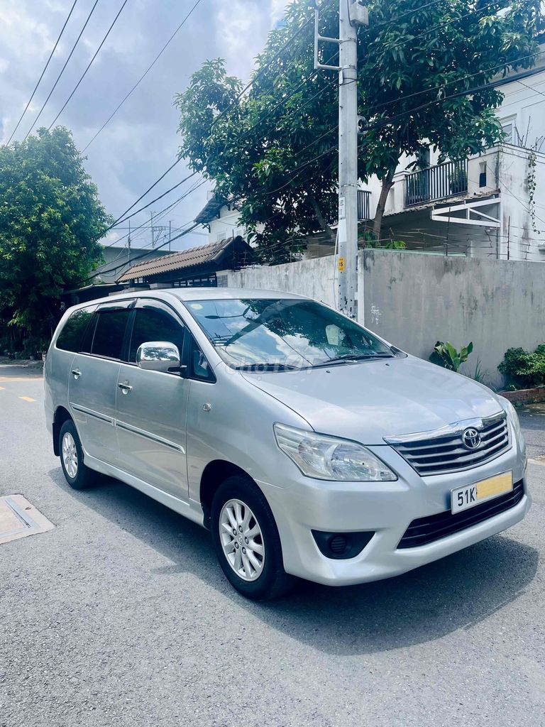 Toyota Innova E 2012 механическая Серебристый