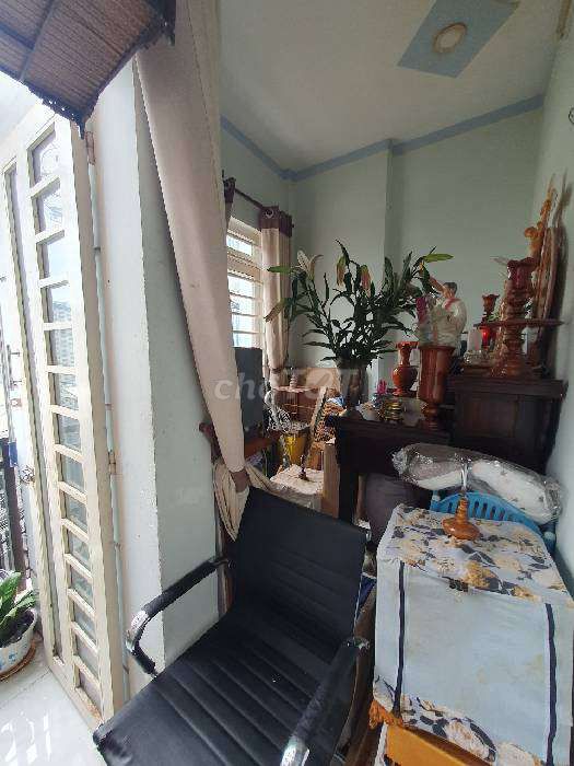 Bán nhà sát bên Phạm Văn Đồng 54m2 3 phòng ngủ đường 4m xe hơi đậu cửa