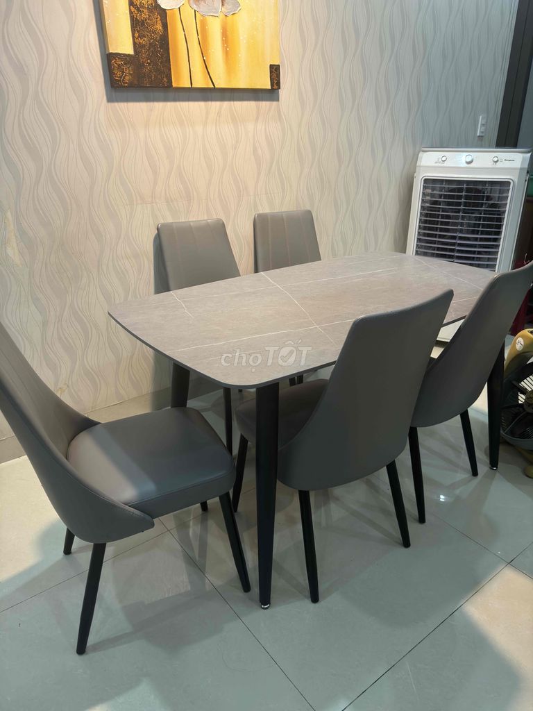 pass lại bộ bàn ăn mặt đá ghế da
