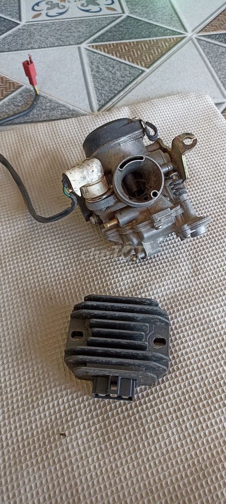 Bình xăng con và sạc Piaggio. Mua bán Phụ tùng xe tại Quận Ninh Kiều Cần Thơ được đăng bởi Tín  hình 1