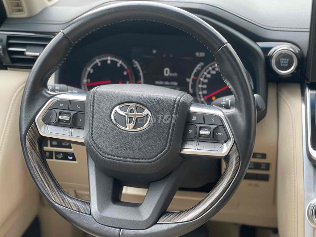Toyota Land Cruiser LC300 2023 3.5 V6 - 21000 km. Mua bán Ô tô tại Quận 1 Tp Hồ Chí Minh được đăng bởi Nguyên hình 8
