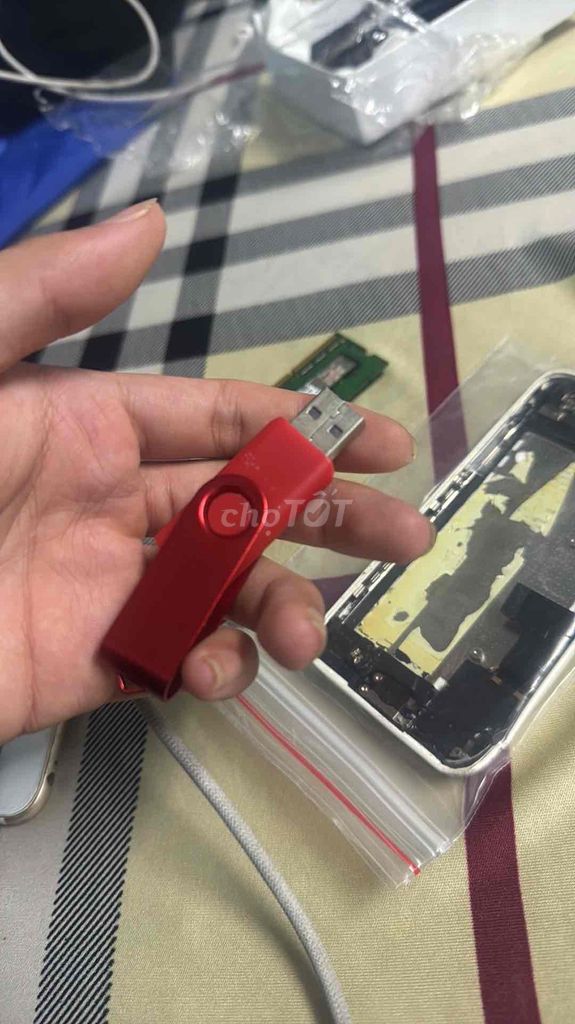 USB Flash Drive Đỏ Nhỏ gọn. Mua bán Phụ kiện (Màn hình, Chuột...) tại Quận 12 Tp Hồ Chí Minh được đăng bởi Anh chàng may mắn hình 1