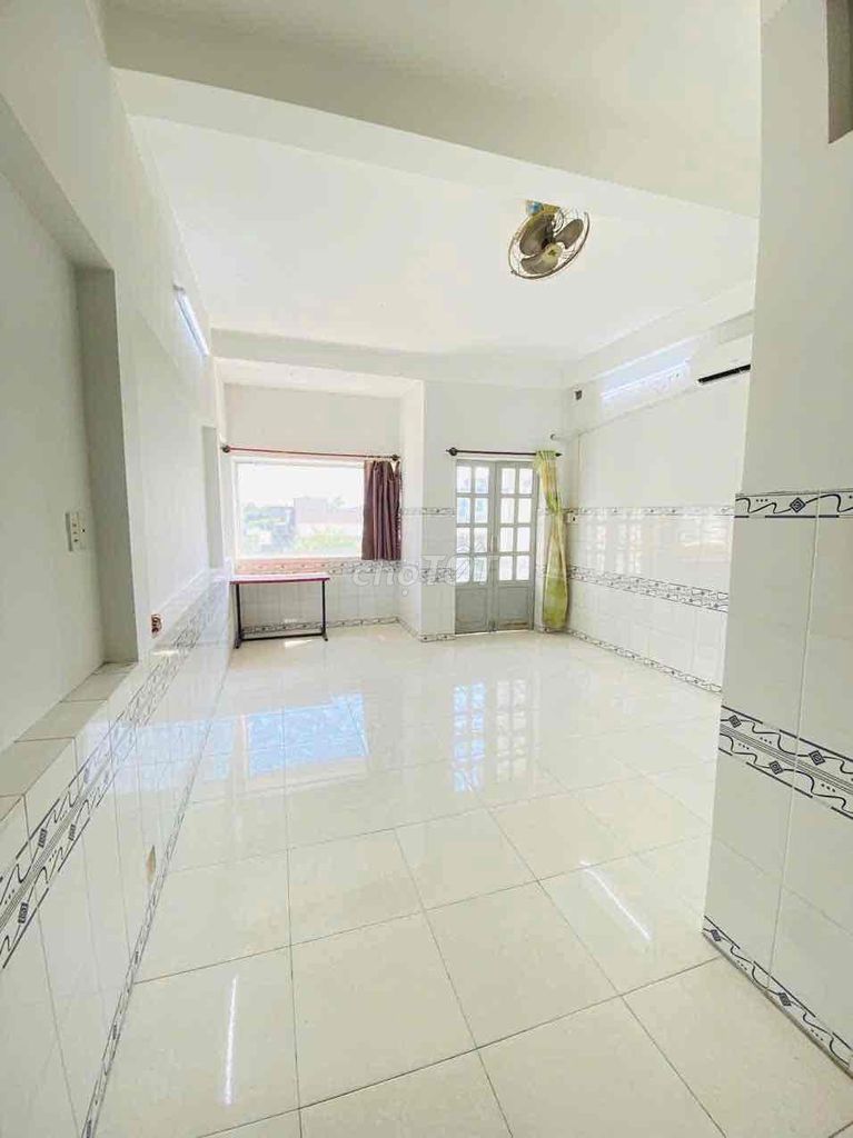 PHÒNG BAN CÔNG _ Đủ nội thất _ Gần CĐ Điện Lực