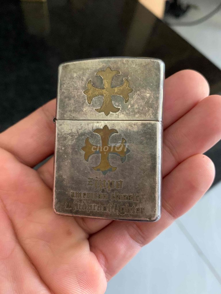 Bật lửa Zippo chủ đề cross mạ bạc 1997. Mua bán Đồ sưu tầm, đồ cổ tại Huyện Đức Linh Bình Thuận được đăng bởi Nguyễn Thái hình 1
