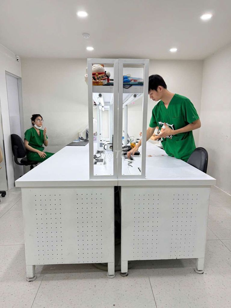 Bàn lab làm việc, thí nghiệm có ổ điện