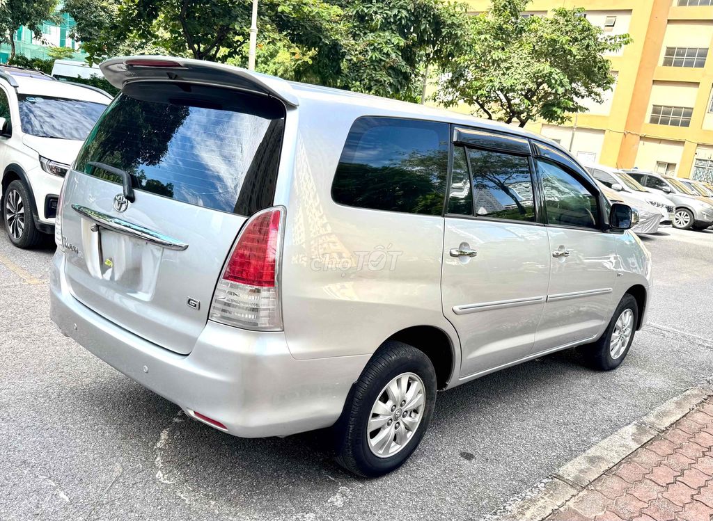 Серебряная колода Toyota Innova G 2011