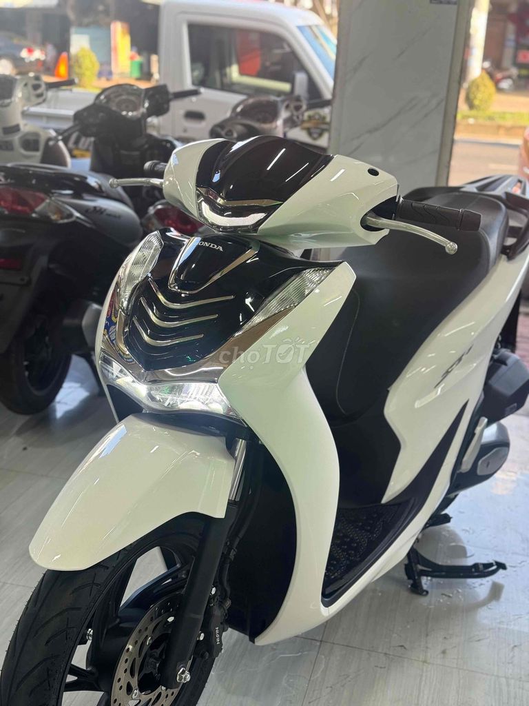Honda SH 125i Trắng Zin êm. Mua bán Xe máy tại Thành phố Buôn Ma Thuột Đắk Lắk được đăng bởi Khánh Ng hình 2