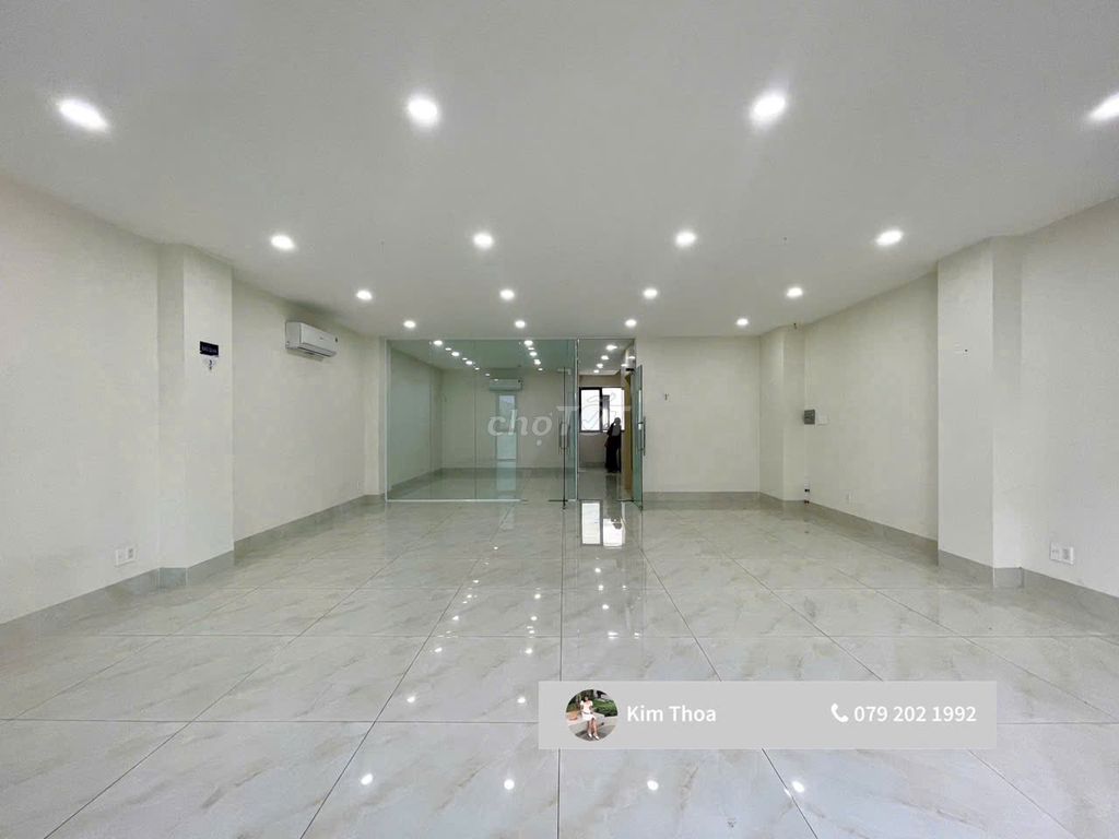 Văn phòng 100m2 gần bãi xe, ngăn 2 phòng, thang máy, hầm xe. Chỉ 13 tr