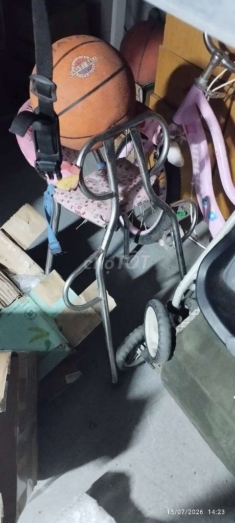 Ghế ngồi cho bé màu Hồng đã qua sử dụng. Mua bán Mẹ và bé tại Quận Thanh Xuân Hà Nội được đăng bởi Bùi Văn Tuyên hình 1
