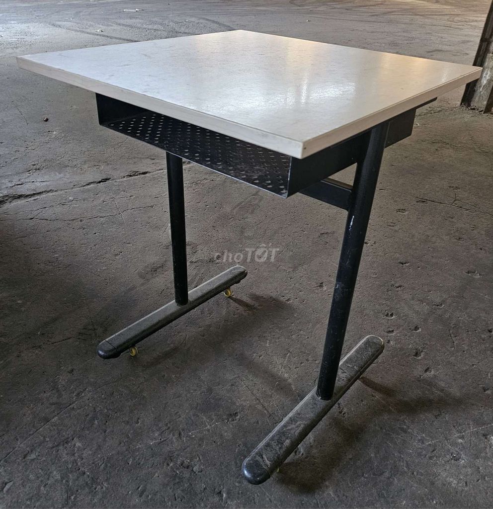 Thanh lý bàn vi tính 60x60 chân sắt mặt gỗ. Mua bán Bàn ghế tại Huyện Bình Chánh Tp Hồ Chí Minh được đăng bởi Dung kim le hình 1