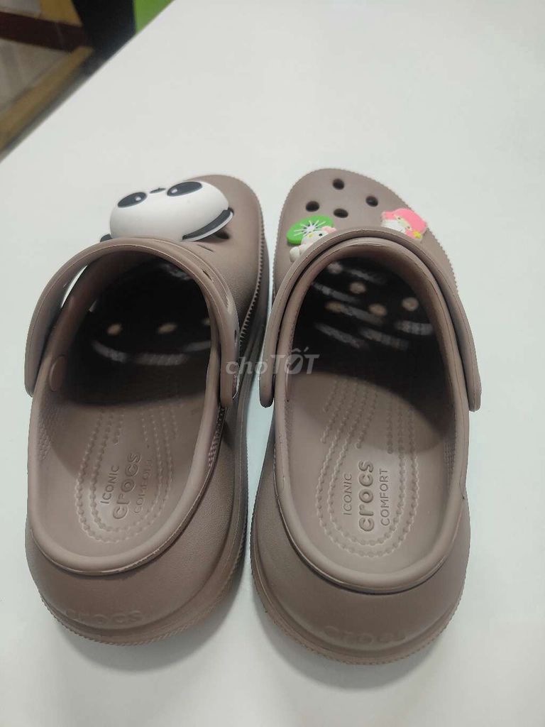 Dép Crocs Nữ Nâu Size 36. Mua bán Giày dép tại Quận 1 Tp Hồ Chí Minh được đăng bởi Thịnh Vượng  hình 1