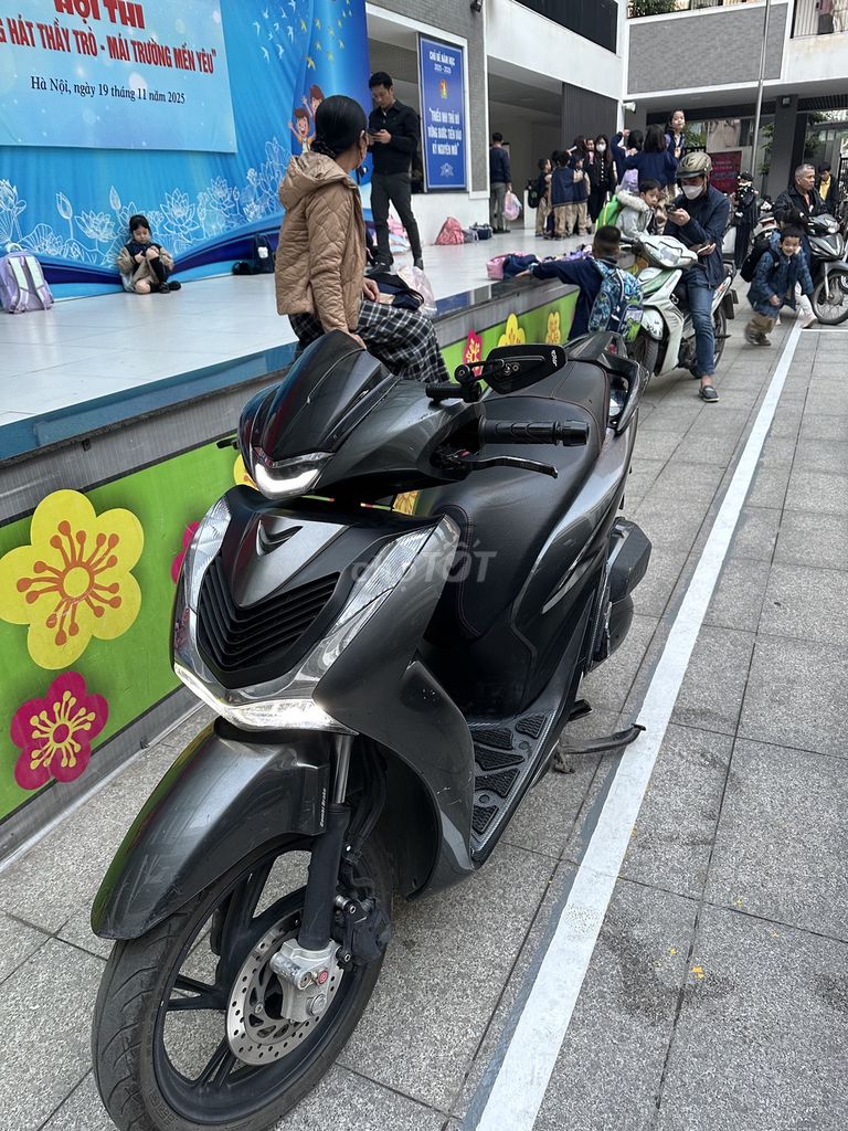 Honda SH 125i Xám đen 18000 km. Mua bán Xe máy tại Quận Đống Đa Hà Nội được đăng bởi Ngohuucong hình 2