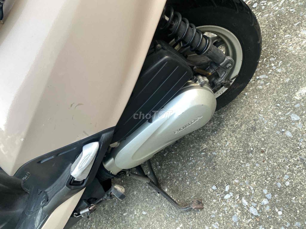 Honda Lead цвета песочное золото Ханой