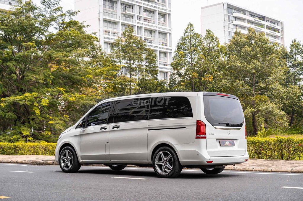 Mercedes V250 Luxury 2021 xe 7 chỗ màu trắng. Mua bán Ô tô tại Quận 7 Tp Hồ Chí Minh được đăng bởi Dương Phương hình 5