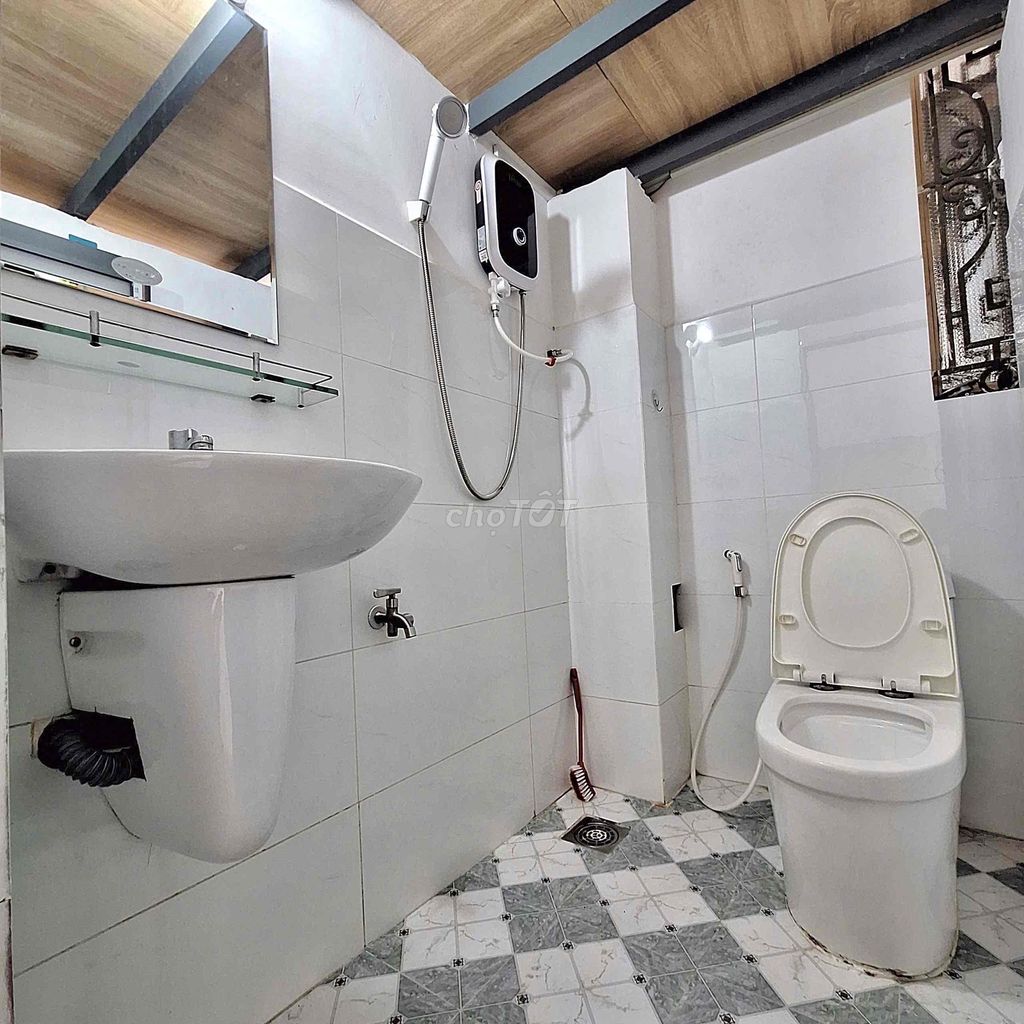 PHÒNG GÁC CỬA SỔ TRỜI FULL NỘI THẤT GẦN NGÃ 4 BẢY HIỀN