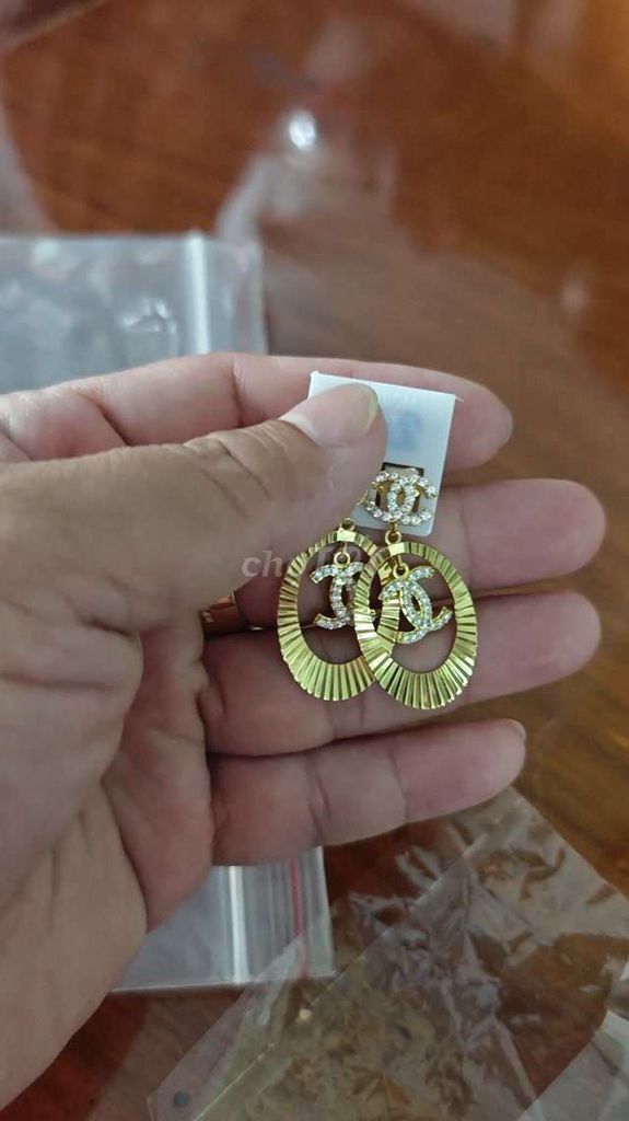 Bông tai Chanel vàng hội khoen tròn nữ. Mua bán Phụ kiện thời trang khác tại Thành phố Long Xuyên An Giang được đăng bởi Shop Trang Sức Mỹ Ký Việt  hình 2