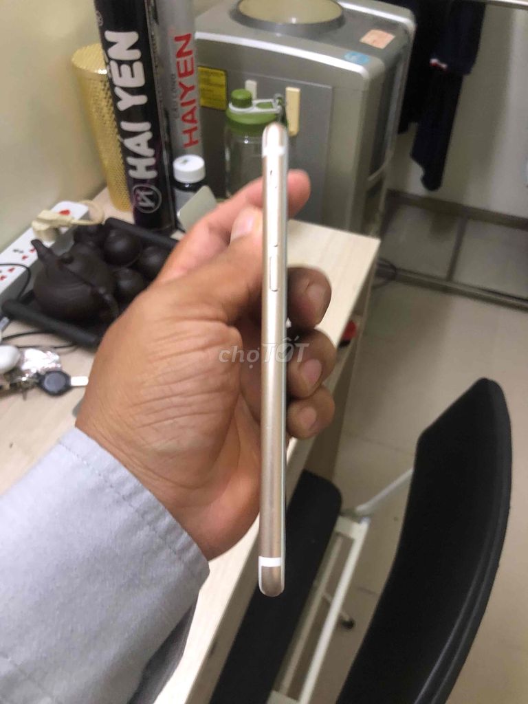 cần bán iPhone 7 32G màu vàng, mây đẹp, 1.3 triệu