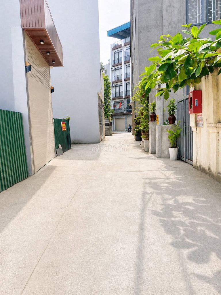 Bán nhà Thạch Bàn Long Biên sân nhà 70m2 thang máy oto thông ~ 9 tỷ TL