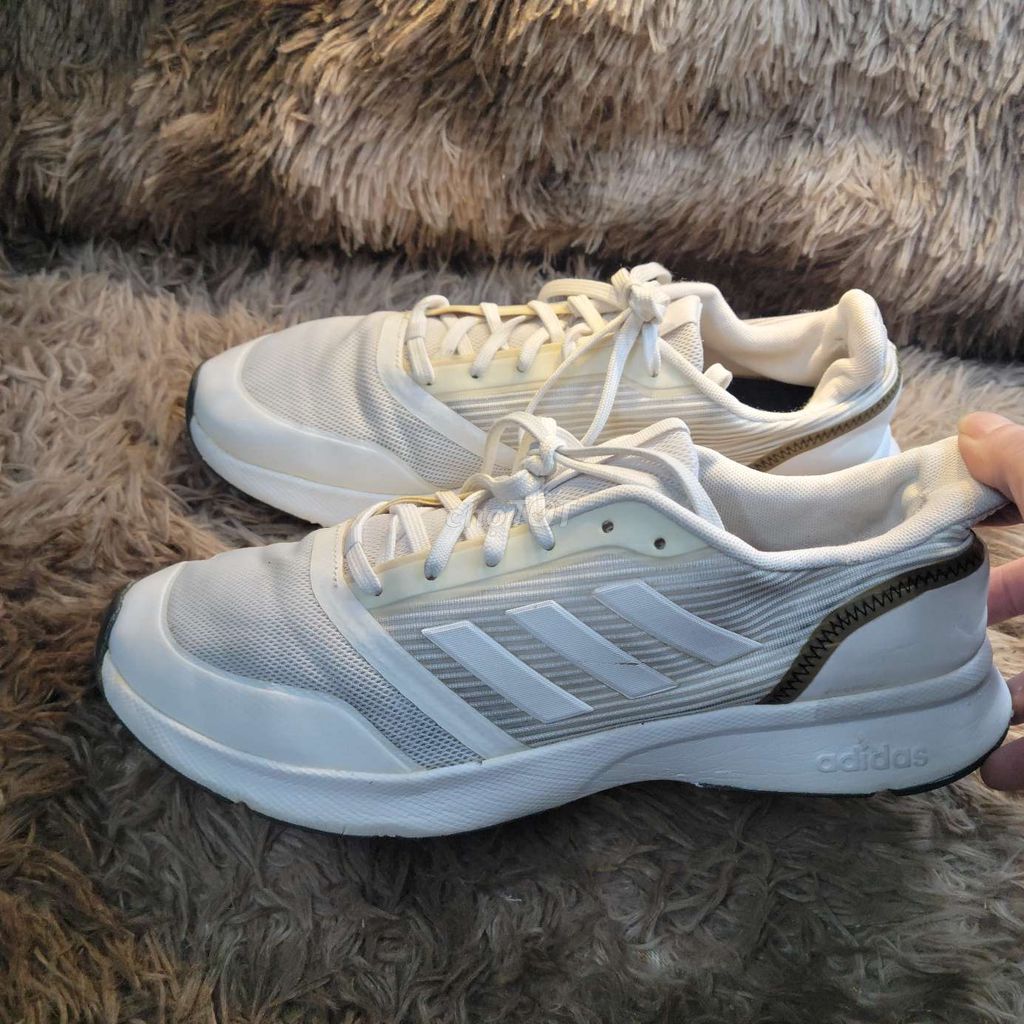 Giày chạy bộ adidas size 44