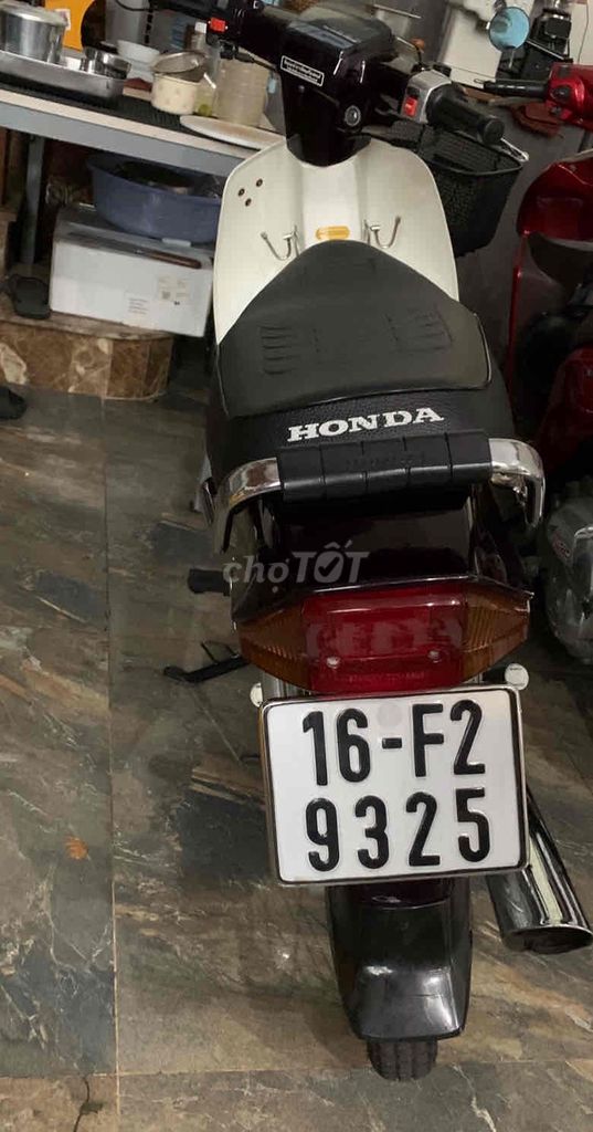 Honda Dream II белый, красный заглавный номер