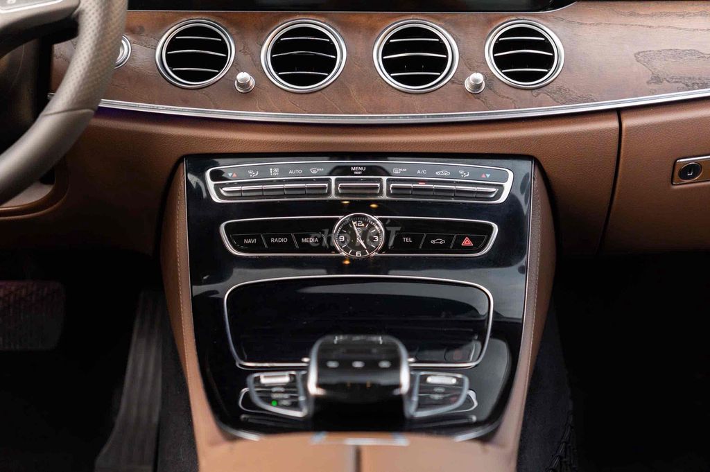 Mercedes E200 Model 2017 - Trắng Nâu - Chất xe zin. Mua bán Ô tô tại Quận 7 Tp Hồ Chí Minh được đăng bởi Thật Nguyễn LongAnh Auto hình 8
