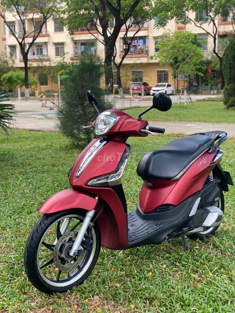 Piaggio Liberty iGet ABS красно-черный