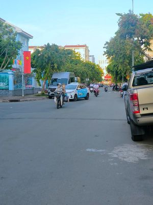 Bán nhà MT KDC HimLam DT 4,5x16,5m có thang máy - giá 21,5 Tỷ TL. Mua bán nhà ở tại Quận 7 Tp Hồ Chí Minh được đăng bởi Nguyễn Quốc Kha