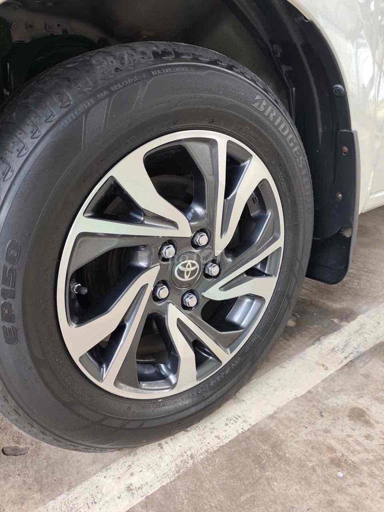 Toyota Innova 2021 белая, 8 мест
