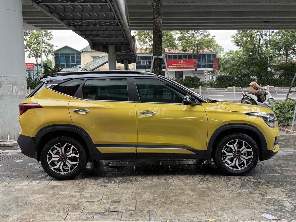 KIA Seltos 1.4 Turbo Premium 2021 Желтый супер новый