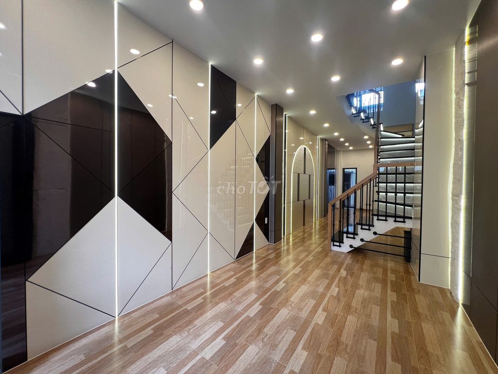 NGỘP BANK BÁN GẤP| Nhà Hẻm Ngô Quyền, P.Diên Hồng| DT: 3X 10m- 5 Tầng|