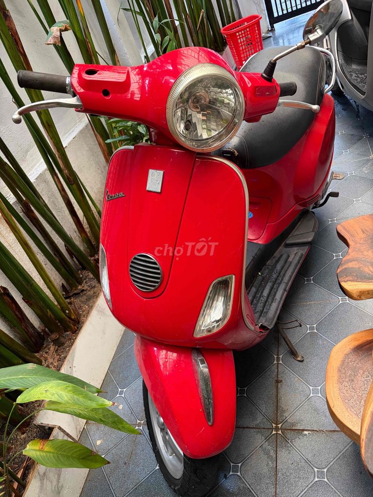 Piaggio Vespa 2023, красный
