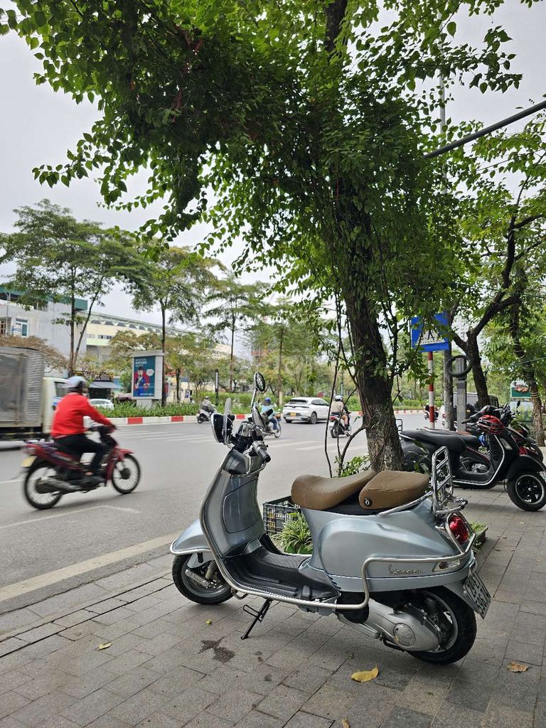 Vespa LXV 125 3vie ghi xanh