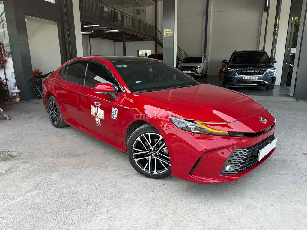 Цена на серфинг Toyota Camry 2.5Q HEV TOP 2025 года снижена