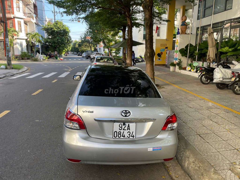 Серебристый номерной знак Toyota Vios 2009, хороший автомобиль по хорошей цене