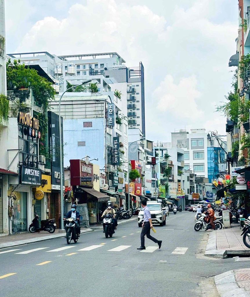 10.8 Tỷ - Mặt Tiền Đường Huỳnh Văn Bánh - 4 Tầng - Giá Tốt Chủ Gấp Bán